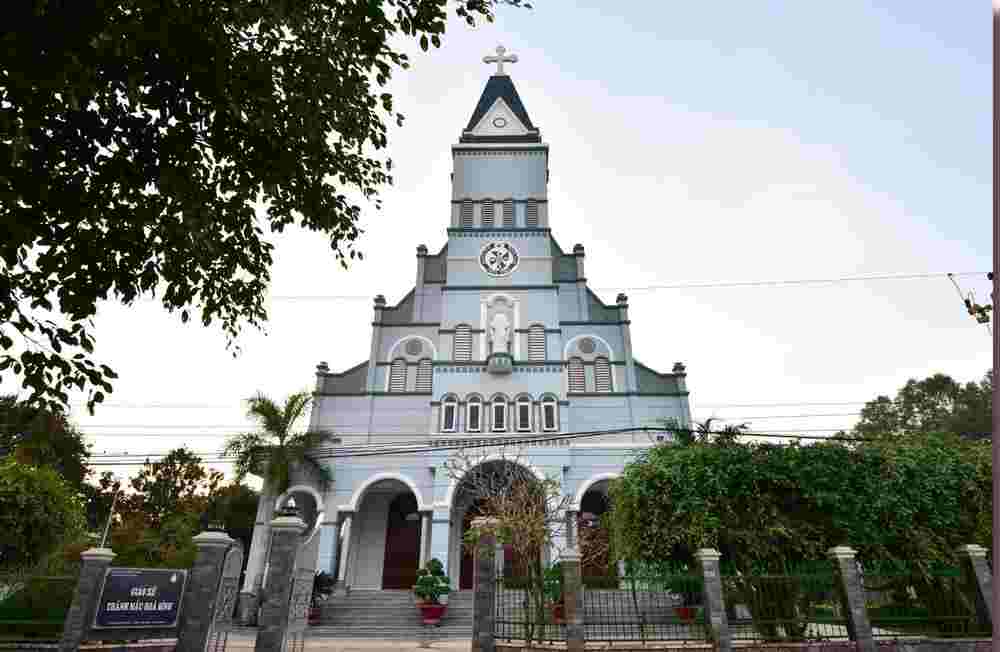 Các tín đồ tại nhà thờ này chủ yếu là người Việt và người Campuchia