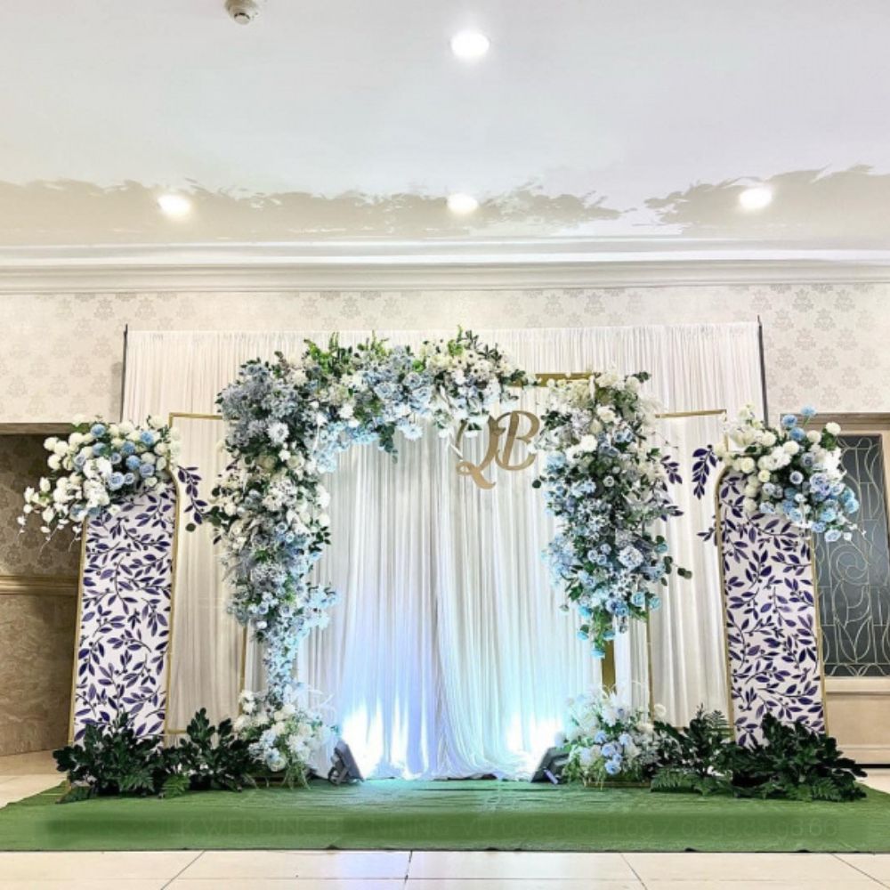 Tiệc cưới trang trí đầy hoa với tông màu trang nhã tại Tony Hậu Event 
