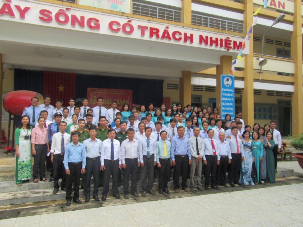 Trường THPT Tân Châu