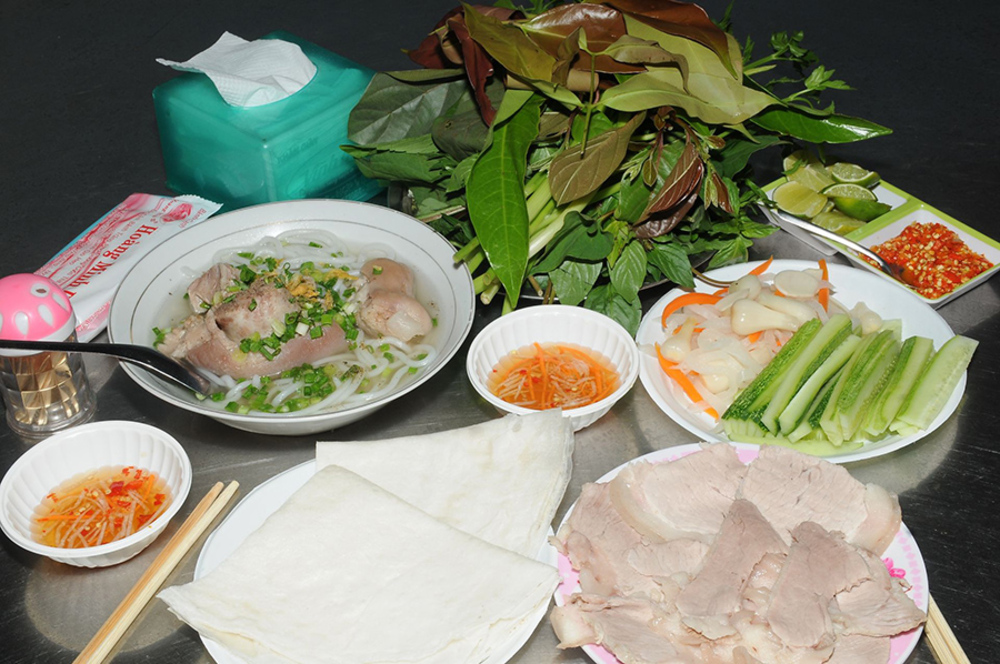 Bánh tráng Trảng Bàng ở quán Hoàng Minh cuốn thịt luộc và rau rừng 