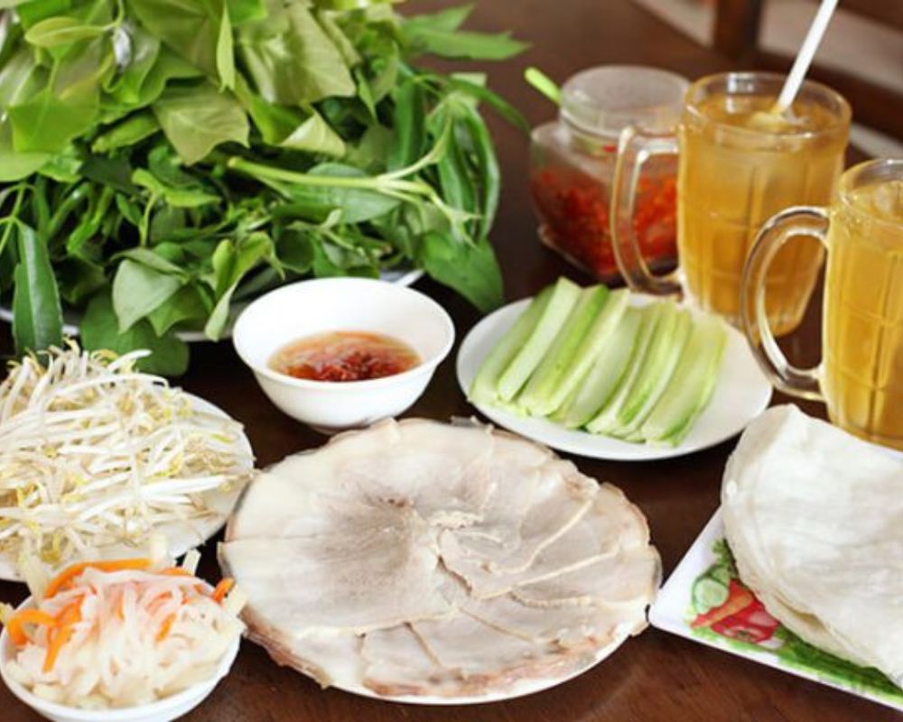 Quán Năm Dung nổi tiếng với món bánh tráng Tây Ninh cuốn thịt, rau rừng