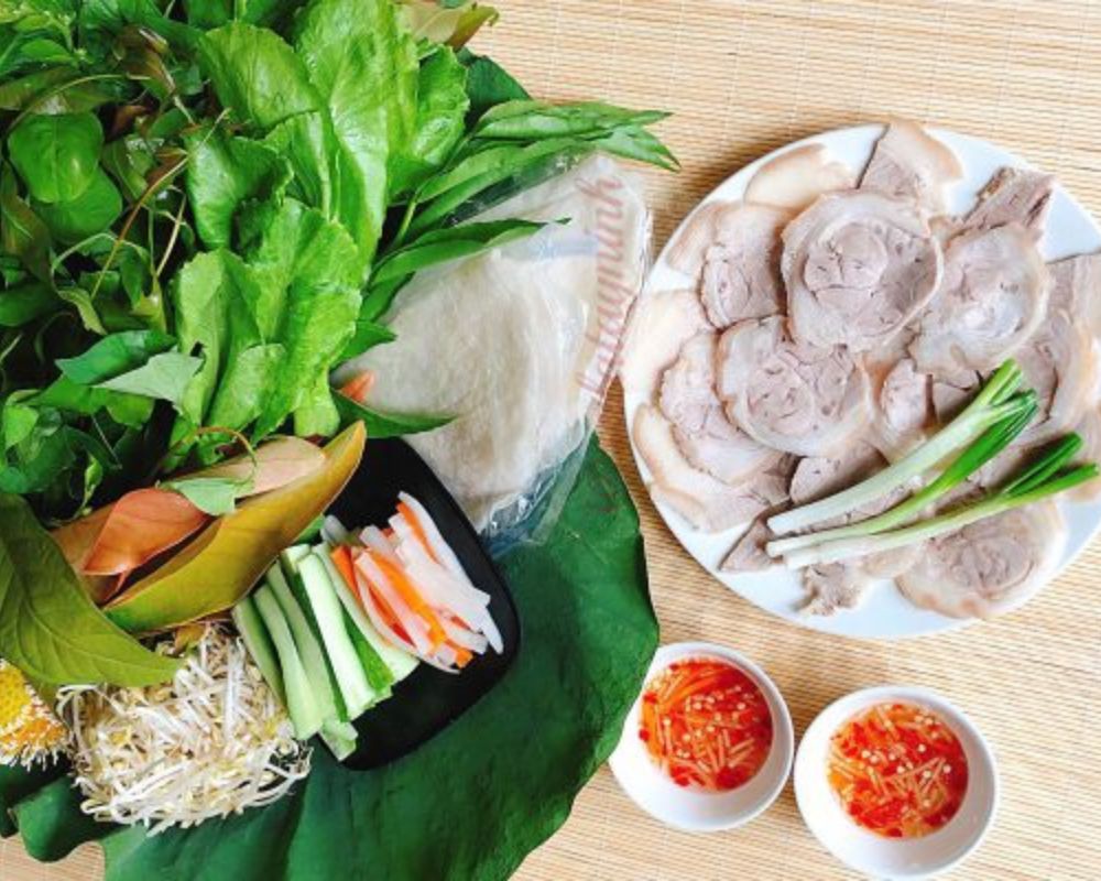 Thưởng thức món bánh tráng Tây Ninh cuốn thịt luộc rau rừng tại Hoàng Minh