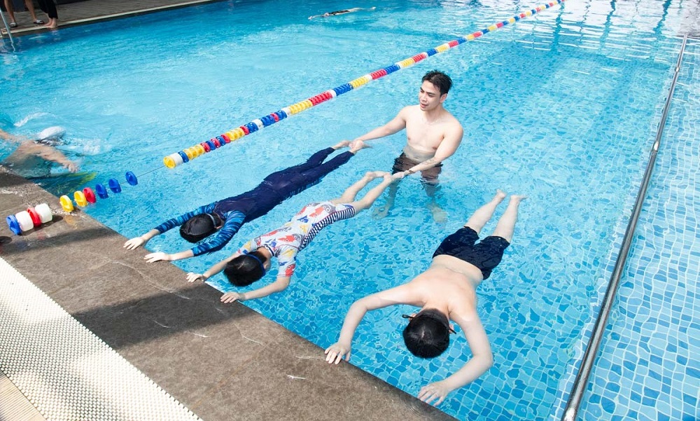 Hồ bơi Thạch Sanh tổ chức nhiều lớp cơ bản tới nâng cao học bơi