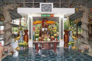 Bàn thờ Quan lớn Trà Vong được bày trí vô cùng trang nghiêm