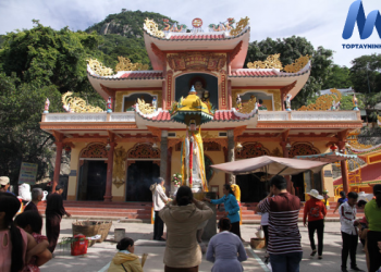 Khung cảnh mọi người nô nức tham gia Lễ Vía Bà Linh Sơn Thánh Mẫu 