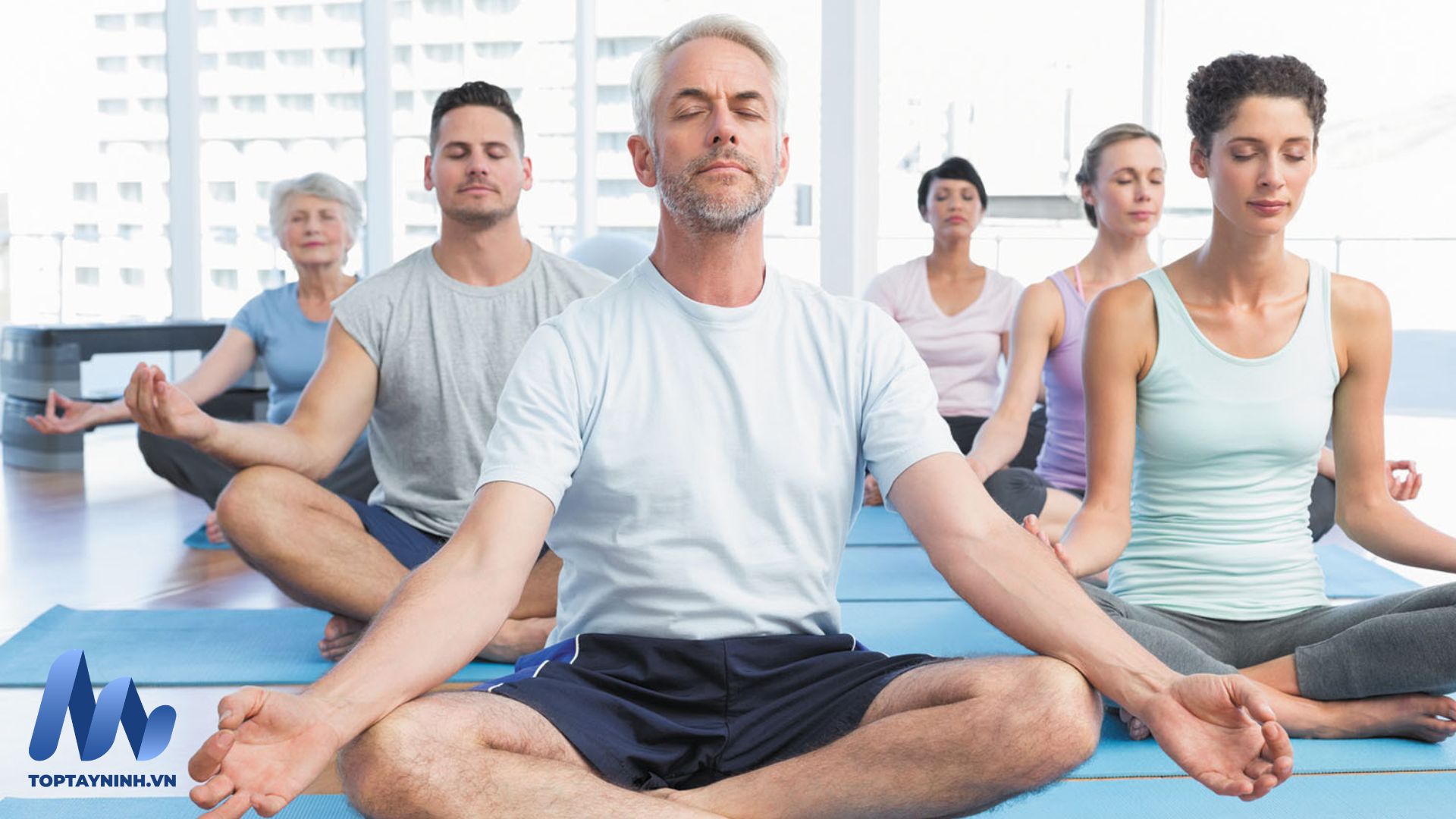 Huỳnh Duyên Yoga với đầy đủ các phụ kiện tập luyện hiện đại