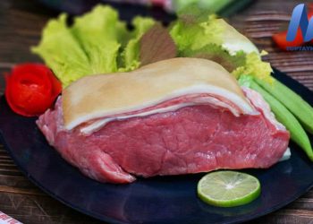 Thịt bò tơ có màu đỏ gần giống với thịt heo