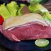 Thịt bò tơ có màu đỏ gần giống với thịt heo