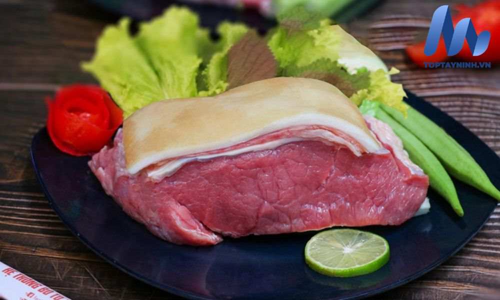 Thịt bò tơ có màu đỏ gần giống với thịt heo