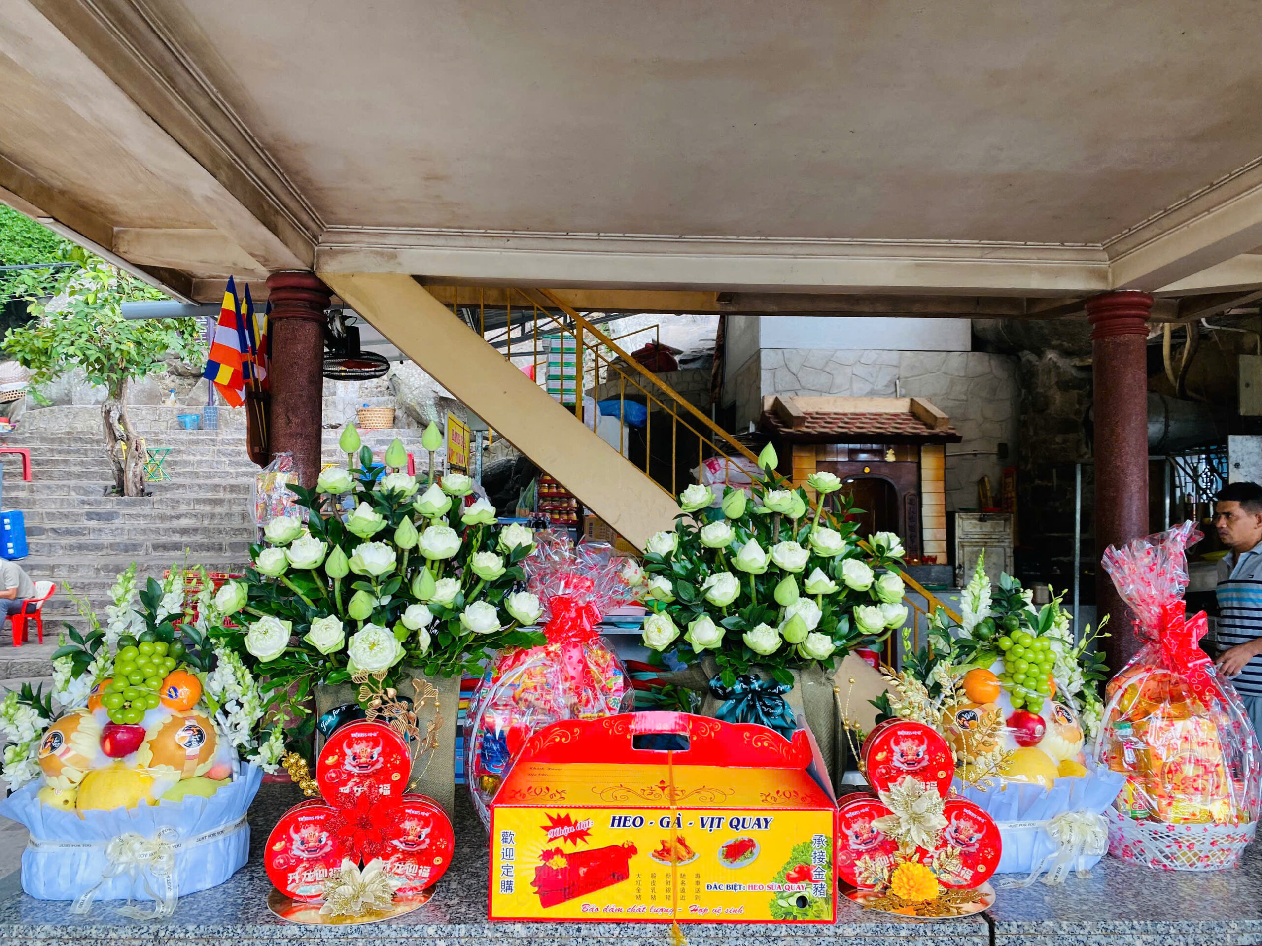 Dâng và trả lễ hộ cho khách ở xa Núi Bà Đen Tây Ninh