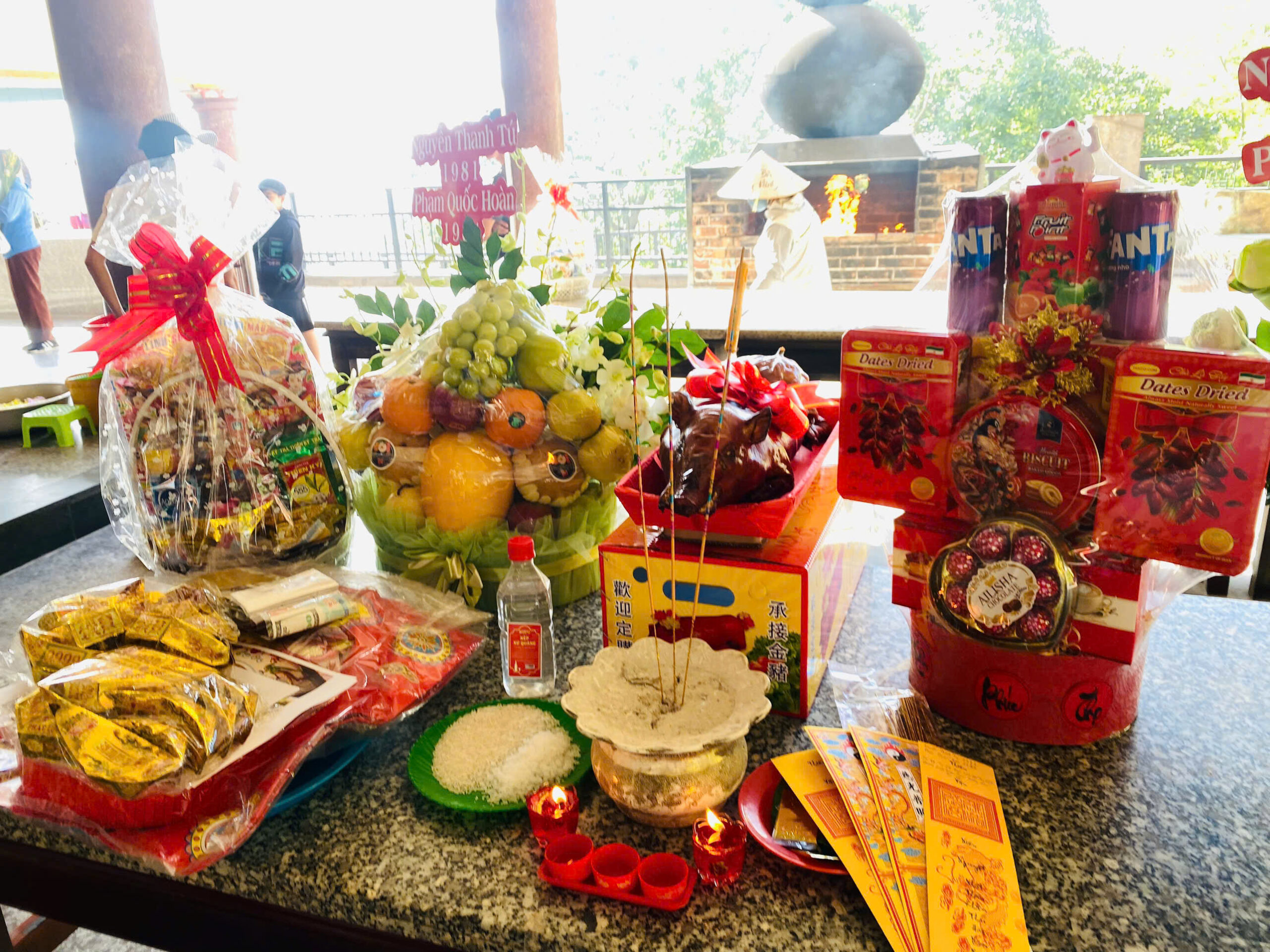 Dâng và trả lễ hộ cho khách ở xa Núi Bà Đen Tây Ninh